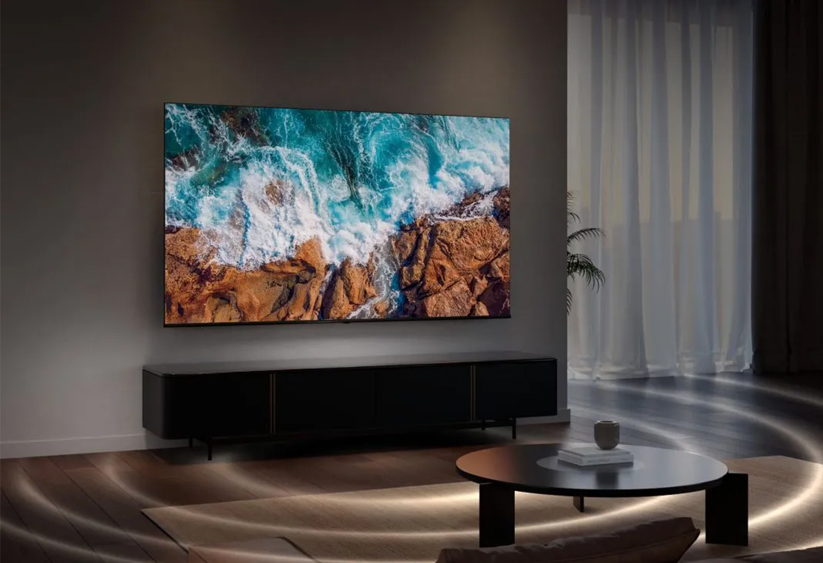 Τηλεόραση σε οθόνη απεικονίζει σκηνή με θάλασσα.